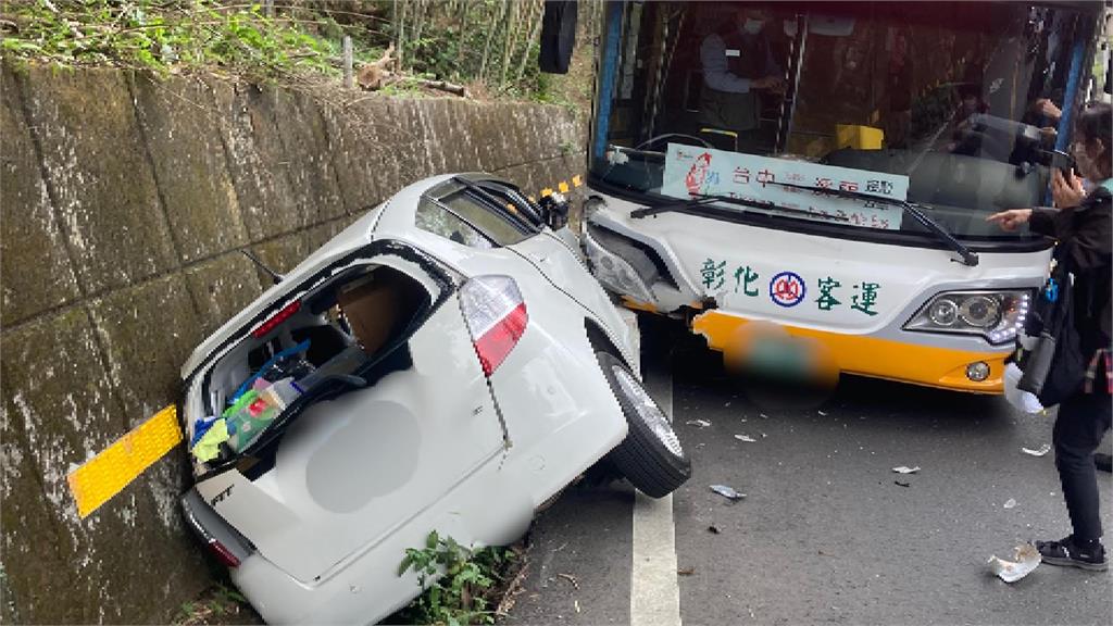 遊覽車山路失控衝撞2小客車。圖／翻攝自爆料公社臉書