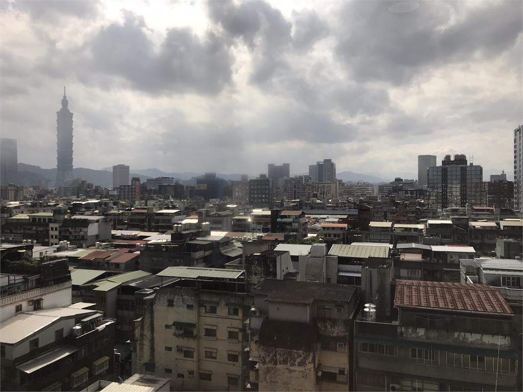 華南雲系東移，北部、東北部地區及中南部山區有陣雨甚至雷雨。圖：胡立夫 攝