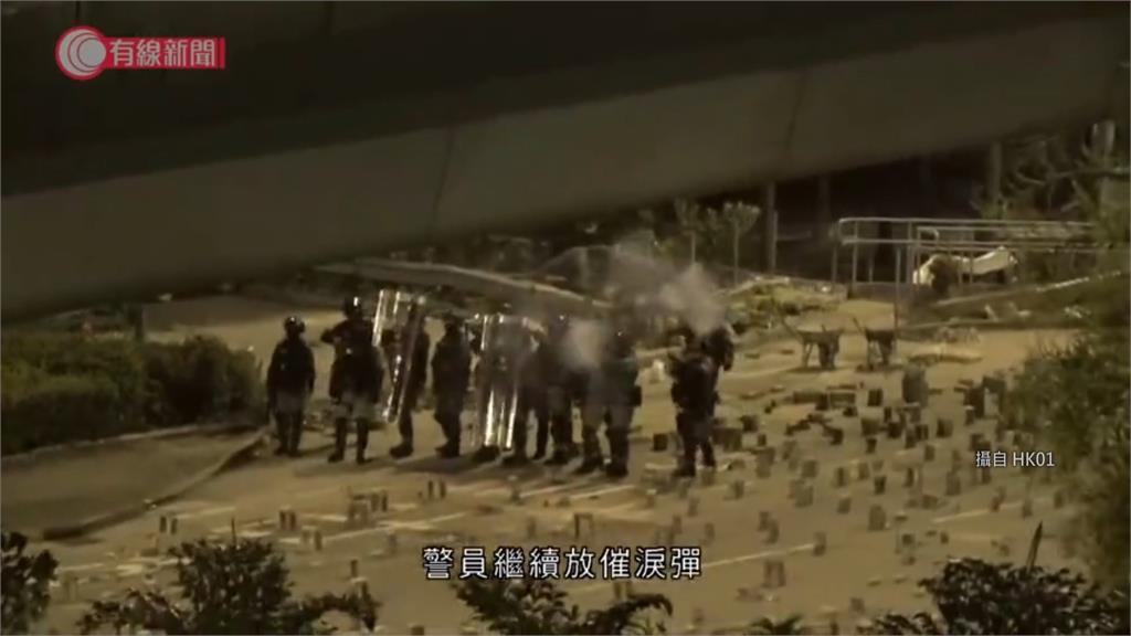示威者企圖逃離校園，卻遭到警方發射催淚彈，場面一度緊張。圖：翻攝自i-Cable有線新聞