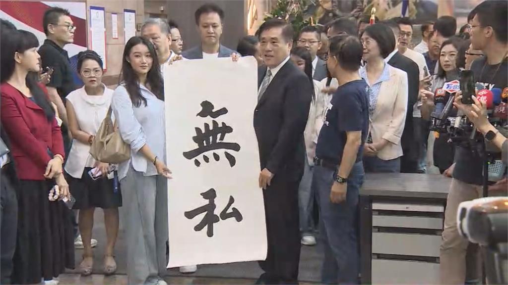 藍黨魁之爭開打！郝龍斌赴國民黨中央黨部喊「無私」...
