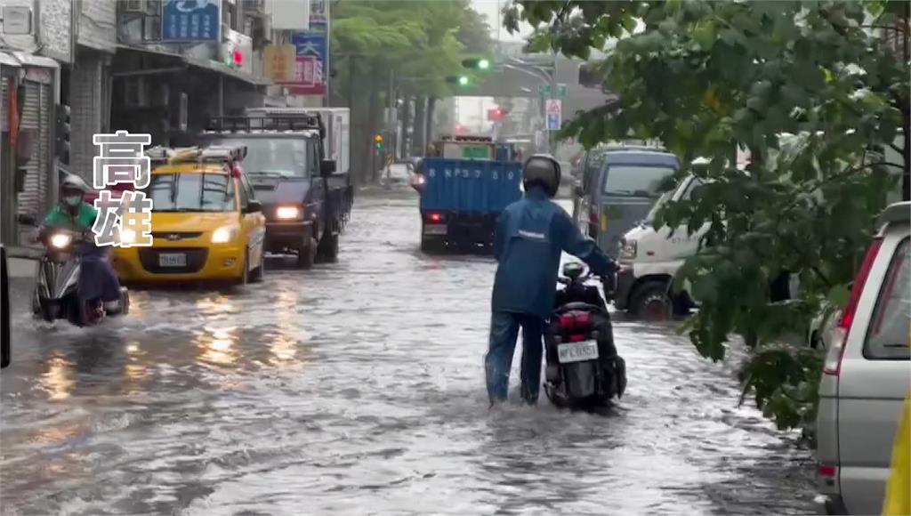 圖／高雄雷雨狂炸「淹水灌進住家」 車子泡水、冰箱家具漂路面-台視新聞網