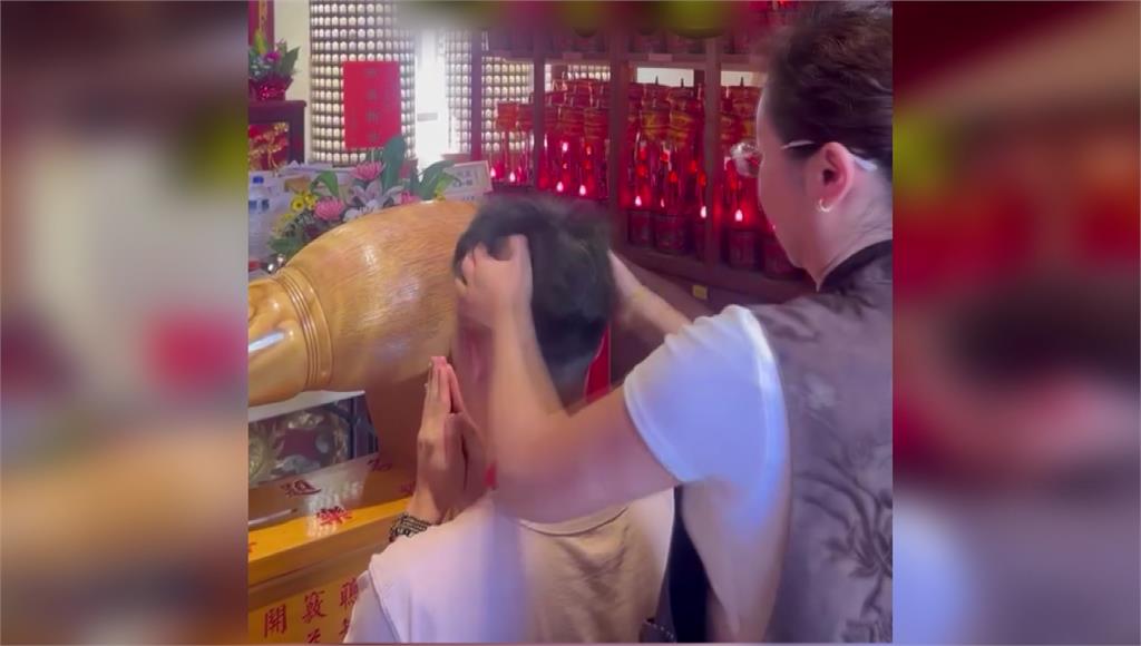 靈學老師狂拍腦袋「開智慧」！樂成宮急澄清：非廟方人士