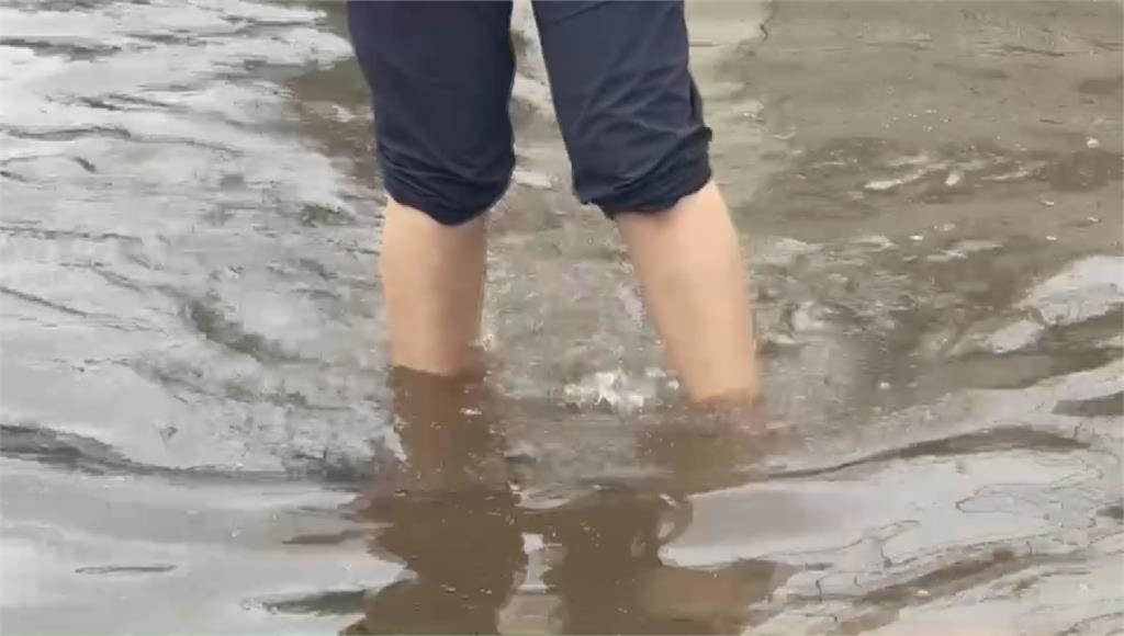 台東市更生北路發生淹水災情，水深及成人小腿肚。圖／台視新聞