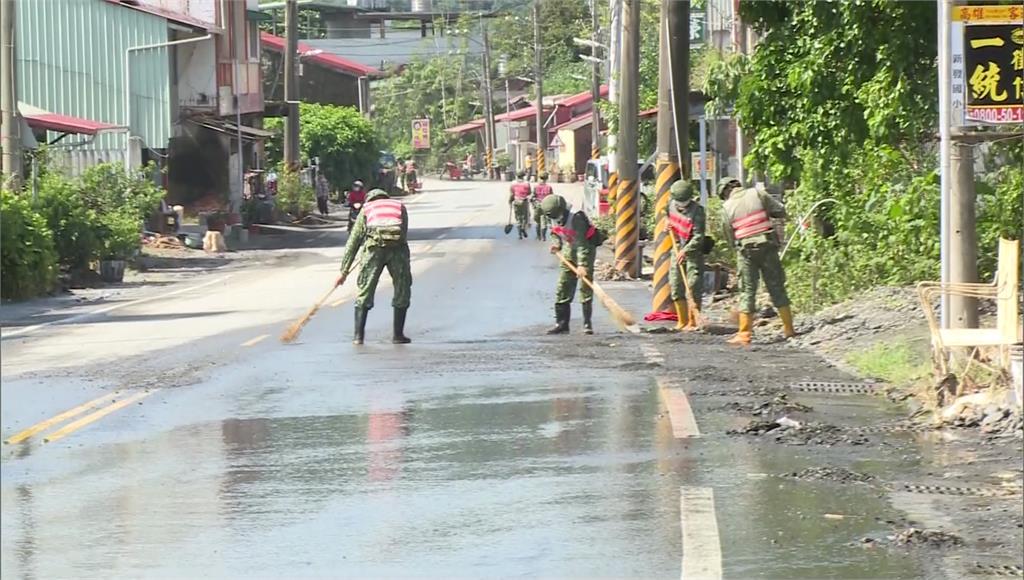 豪雨重創六龜　國軍弟兄進駐助清淤