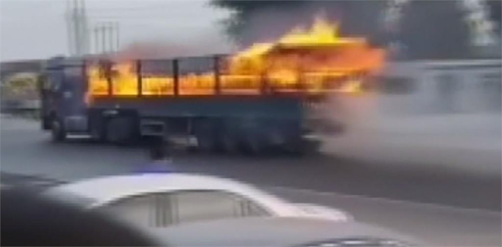 中國日前有輛貨車起火，駕駛沒顧著逃命，而是英勇將貨車開往郊區才逃生。圖：翻攝自網路。