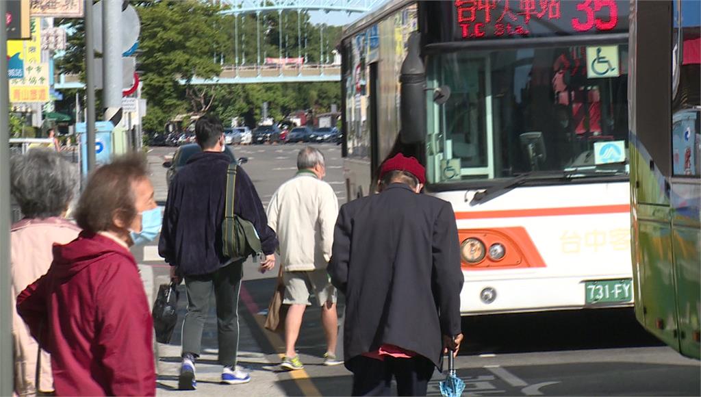 台中客運臨時站亂象多　公車、客運搶停車「乘客上下...