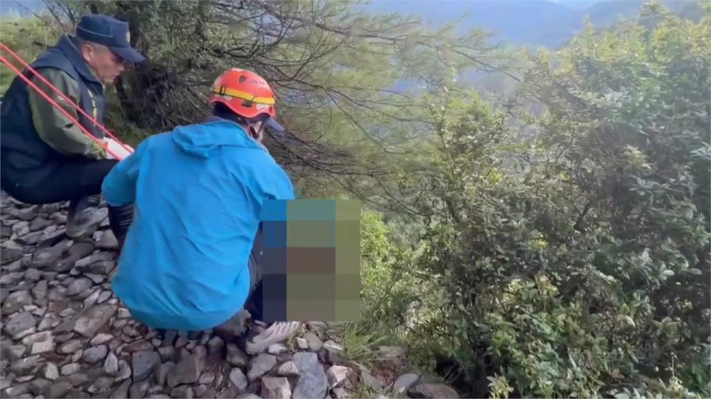 日籍登山客登玉山主峰墜12米邊坡 警消獲報架繩救援成功