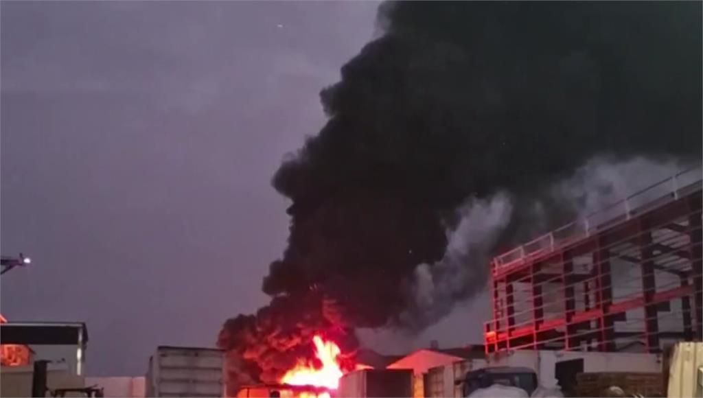 濃煙直竄天際！嘉義保麗龍工廠成火海 消防灌救畫面曝