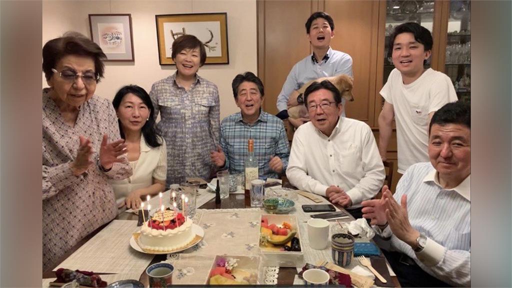 安倍晉三母親安倍洋子（左1）4日在東京辭世。圖／翻攝自Twitter@@AbeShinz（資料畫面，圖為安倍洋子94歲生日，全家人一同為她慶生）