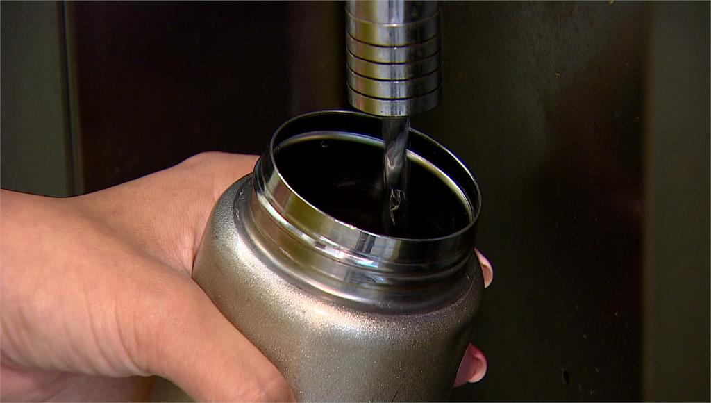 保溫杯放「這些東西」 秒變炸彈插入牆、傷眼