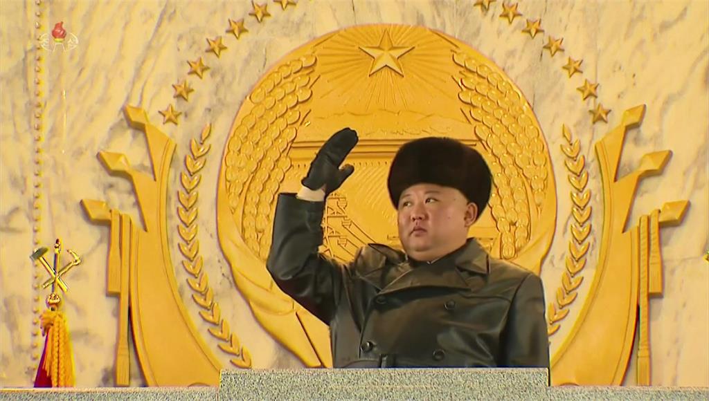 北韓宣布禁穿金正恩同款皮衣。圖／翻攝自AP Direct