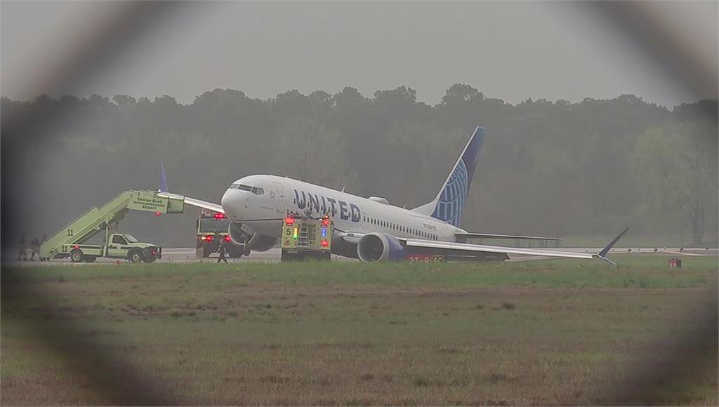 聯合航空波音737型客機降落休士頓機場時衝出跑道。圖／美聯社、路透社、CNN