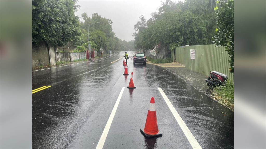 彰化市寶山路上有土石流落在路面上，警方擺了交通錐警戒路過民眾。圖／台視新聞