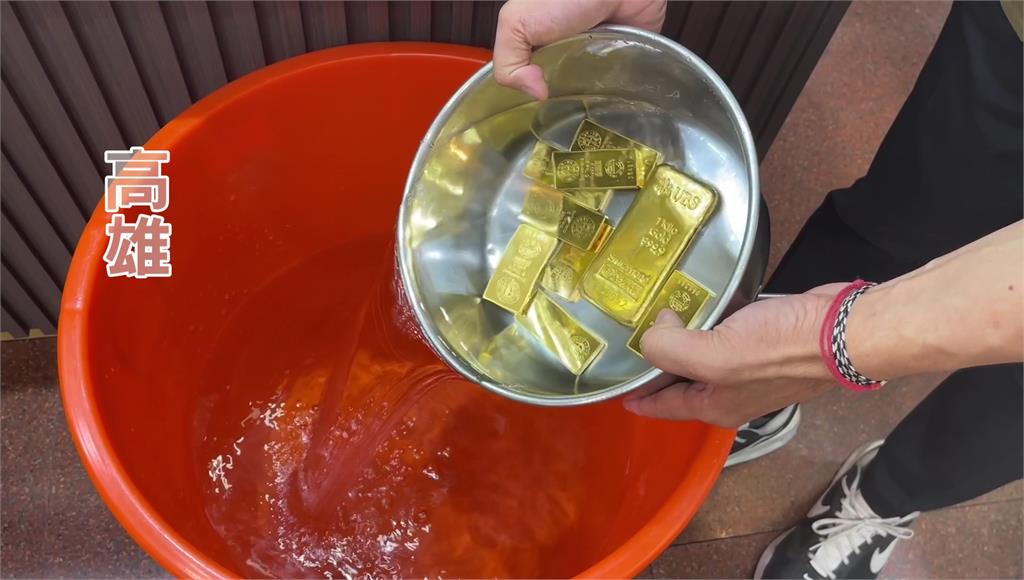 有珠寶店家為迎接母親節的到來，以價值500萬的純金塊加水煮沸，當作洗腳水。圖／台視新聞