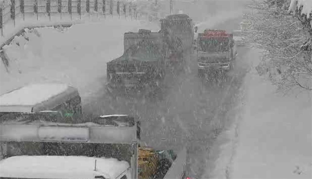 日本近畿地區近日下暴雪，累積雪量創紀錄，也造成交通大亂。圖／翻攝自國土交通省滋賀國道事務所推特