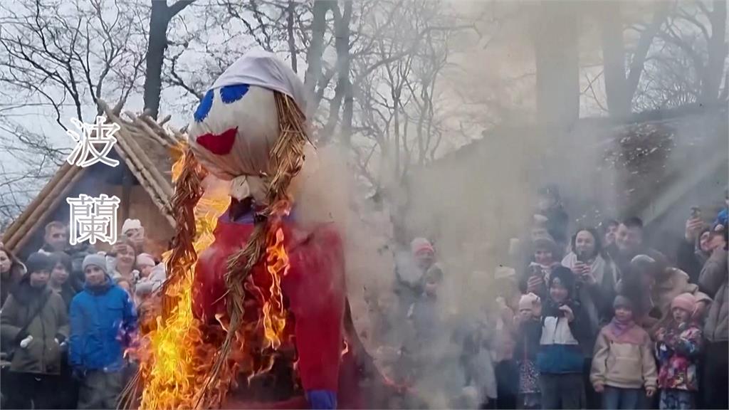 波蘭焚燒「冬季女神」驅趕寒冬厄運。圖／美聯社、路透社