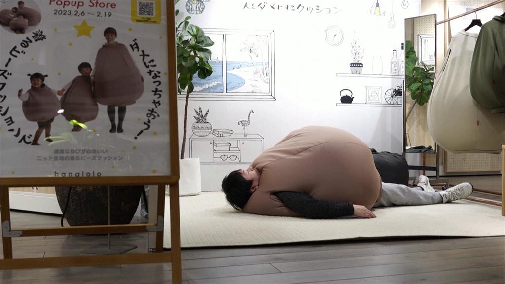 日本業者推出懶骨頭沙發，不但可以拿來坐，還可以穿在身上。圖／路透社