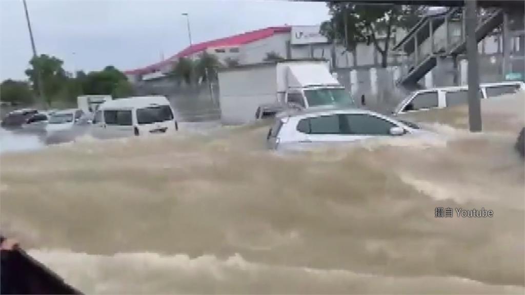 馬來西亞境內多處地方洪水氾濫成災。圖／翻攝自YouTube