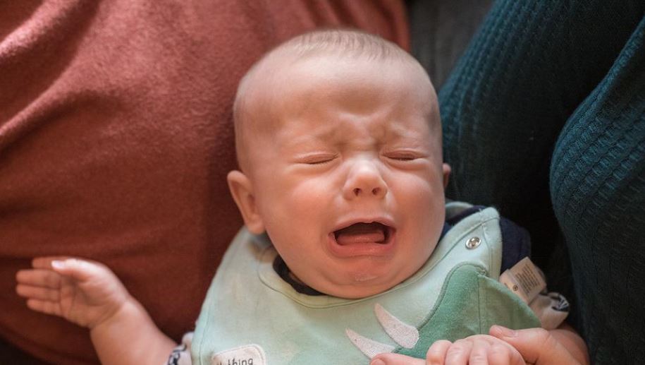 日本研究顯示，嬰兒抱起來走5分鐘就能「止哭」。示意圖／翻攝自Pixabay