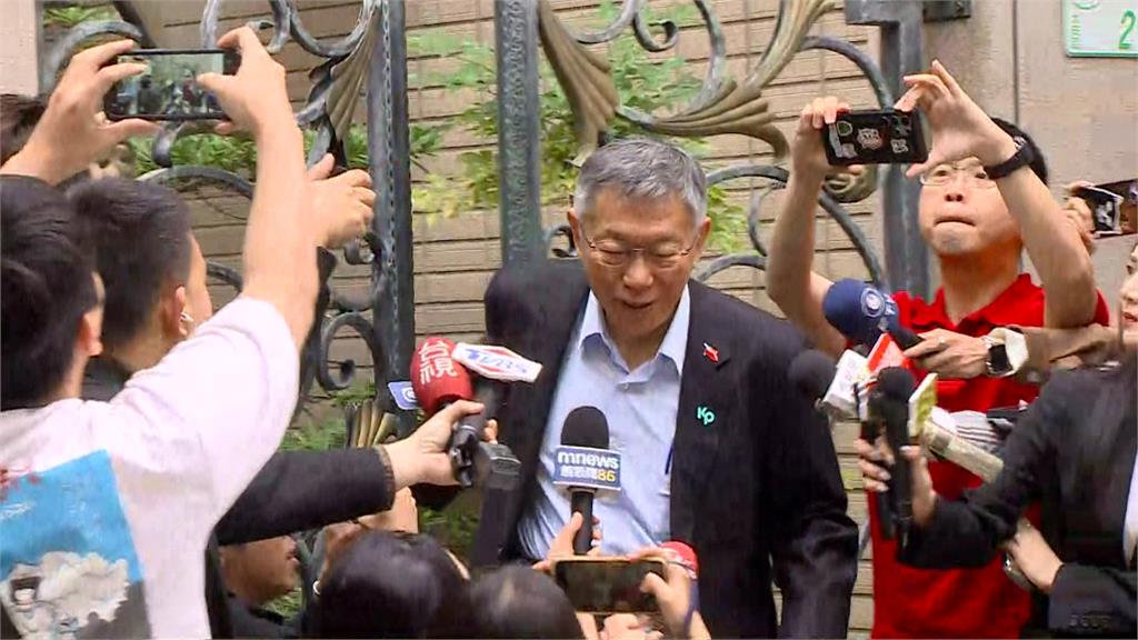 下午將面對一審宣判！柯文哲身穿黑西裝步出家門 僅2字回柯媽狀況