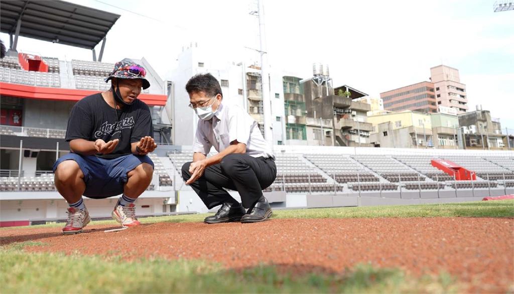 前兄弟象捕手林家緯（左）與陳章賢至球場，針對紅土重整提出建議。圖／新竹市政府提供