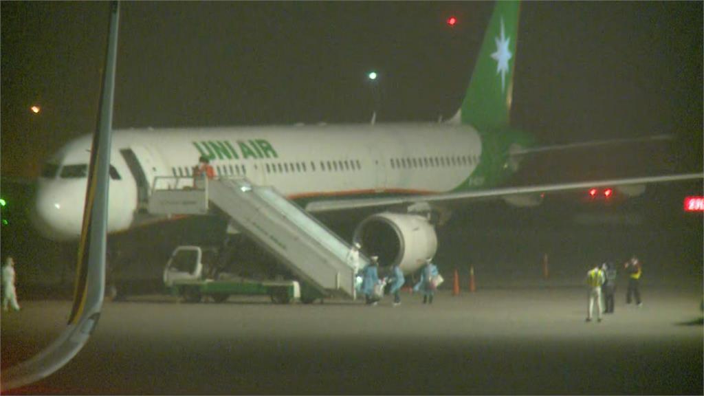 血友病童母子深夜抵達台灣桃園機場。圖：台視新聞
