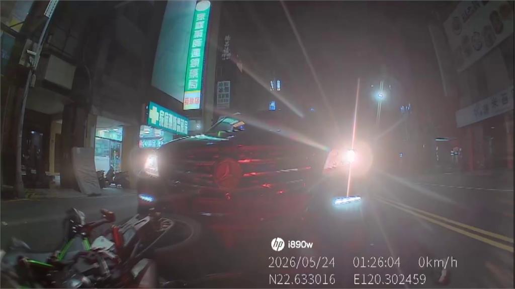 高雄賓士車高速追撞重機 特斯拉慘被波及