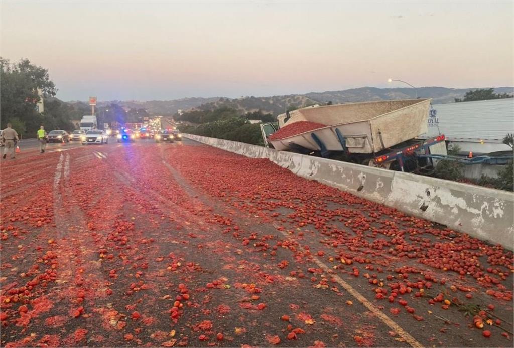 載滿番茄的卡車車禍，1.5萬顆番茄撒了滿地，行經的其他車輛因此打滑，造成3人受傷。圖／翻攝自Twitter