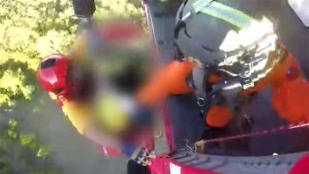 空勤救援人員以吊掛方式遭昏迷的男子運送上直升機。圖／台視新聞