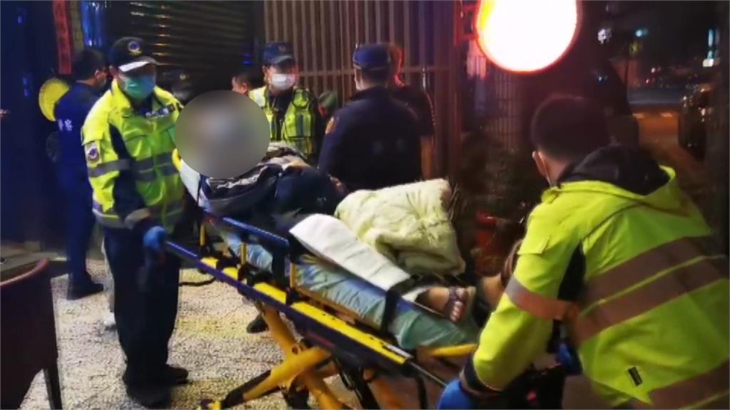 其中一名被打男子腿部受傷，被推上救護車。圖：台視新聞