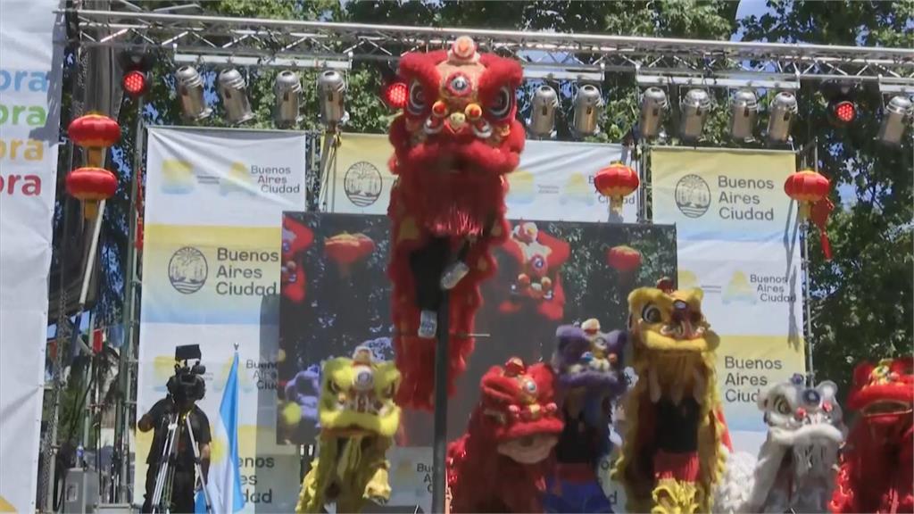 阿根廷今年中國城恢復熱鬧的舞龍舞獅。圖／翻攝自AP Direct