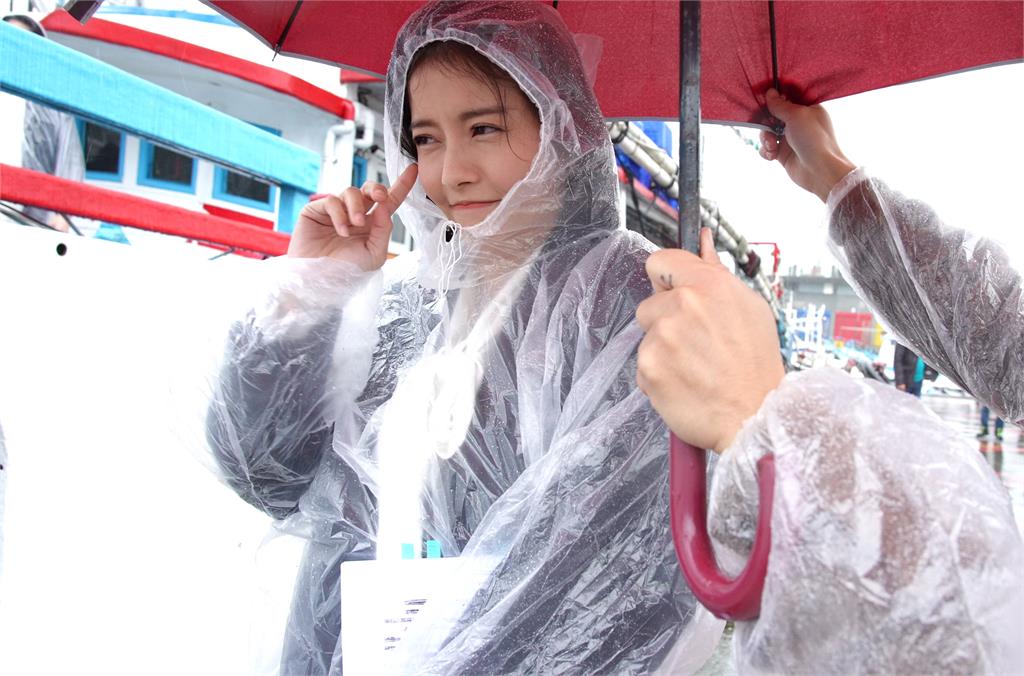 王樂妍在雨中拍戲連劇本都淋濕了。圖／台視