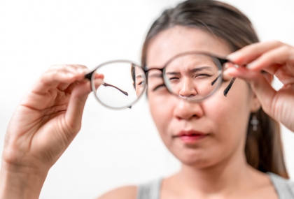 眼睛出現小黑點、閃光但不會痛？ 醫示警「視網膜破洞徵兆」