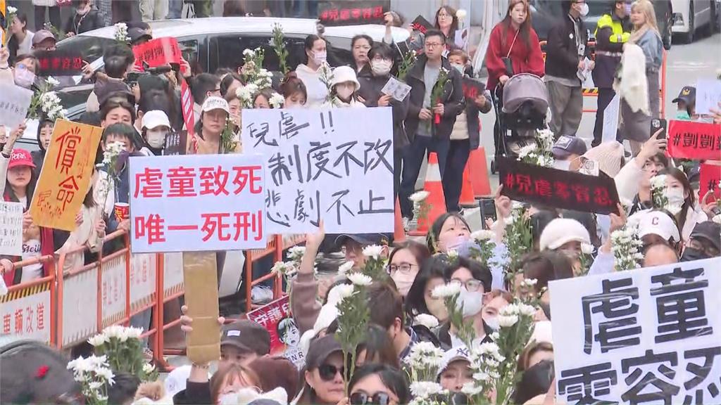 19日民眾上街要求重判涉虐死男童剴剴的劉姓保母姐妹。圖／台視新聞（資料畫面）