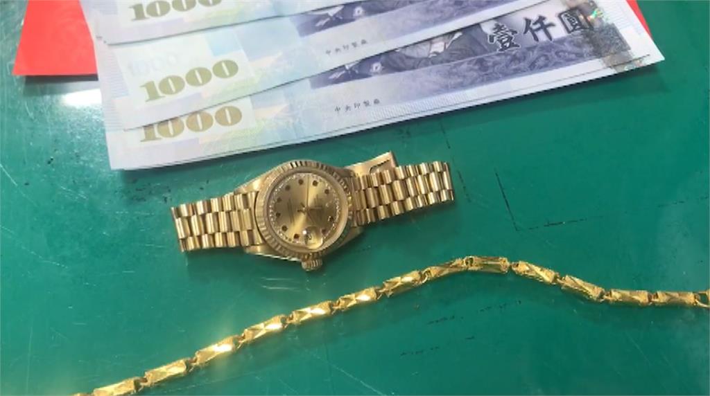 被害婦人的手錶與現金找到後喜極而泣。圖：台視新聞