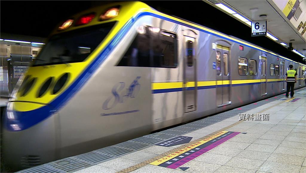 台鐵列車卡「無電區間」誤點逾50分鐘 通勤族一度擠滿月台