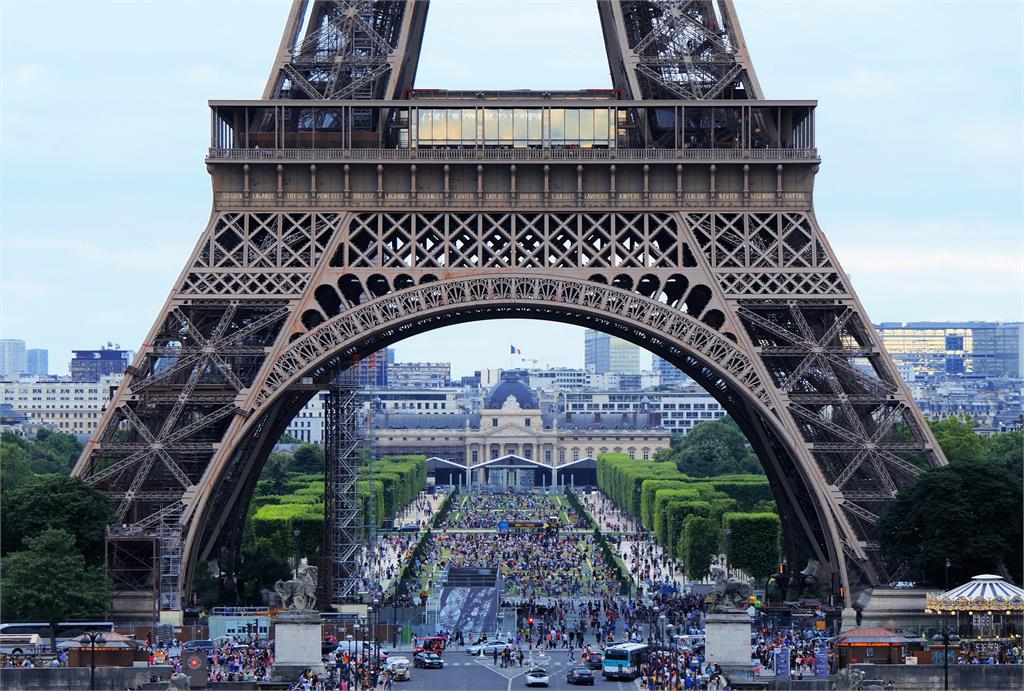 法國巴黎瀰漫著藝術與時尚氣息，但汽車噪音問題困擾居民。示意圖／翻攝自Pixabay@philriley427 