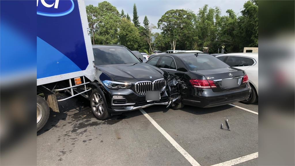 忘拉手剎車！貨車倒退嚕撞壞兩台百萬車　網：駕駛絕...