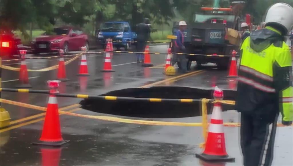 又見天坑！高雄楠梓路面突塌陷 警方急封路