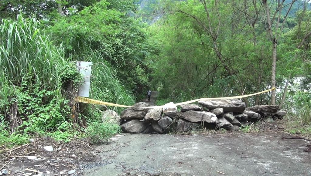 花蓮西林村用石塊封路，禁止遊客進入。圖／台視新聞