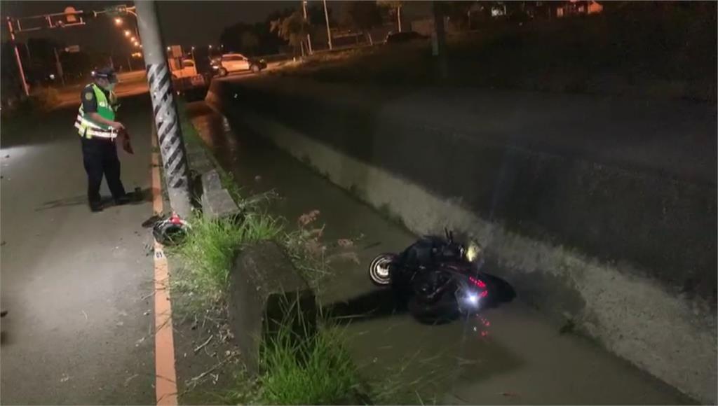 台中后里有民眾發現，一名男子連人帶車跌進水圳中。圖：台視新聞