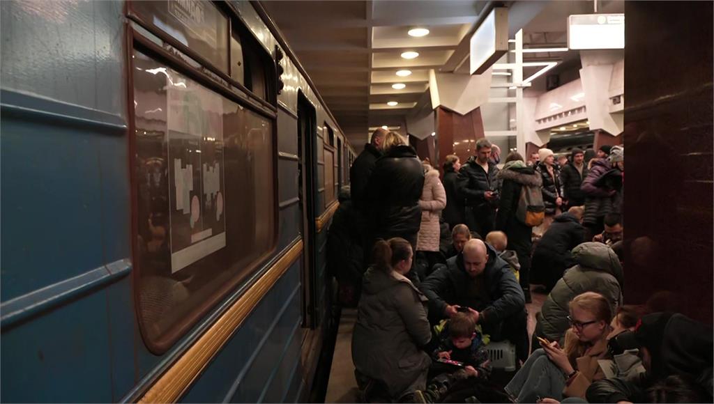烏克蘭民眾逃難、躲地鐵站。圖／翻攝自AP Direct