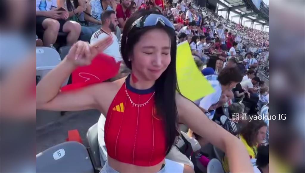 《魷魚》女星護送大力神盃！JJ帶小女友觀戰 ㄚ頭、瑤瑤現場「起乩」