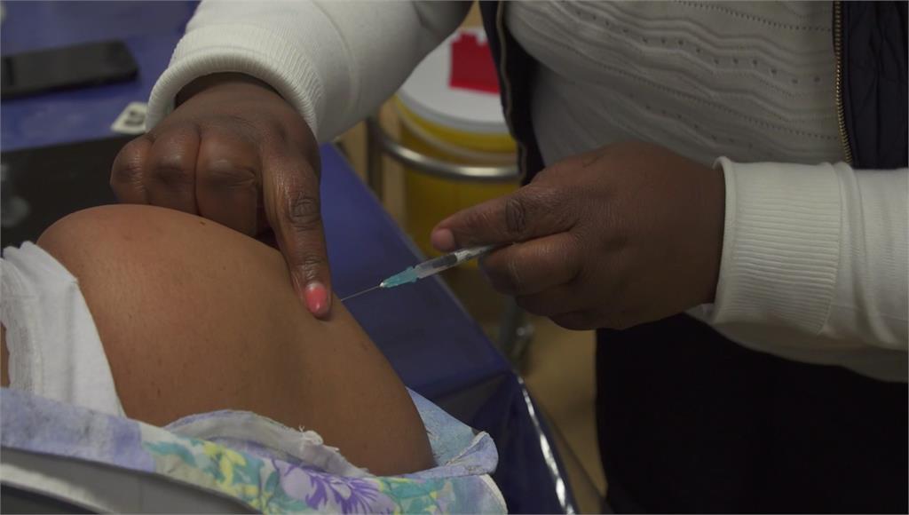 南非目前只有大約0.57%的人口完成疫苗接種。圖／AP