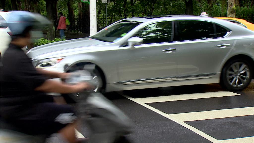 執法首日全國共開出7,400張交通違規罰單。圖：台視新聞