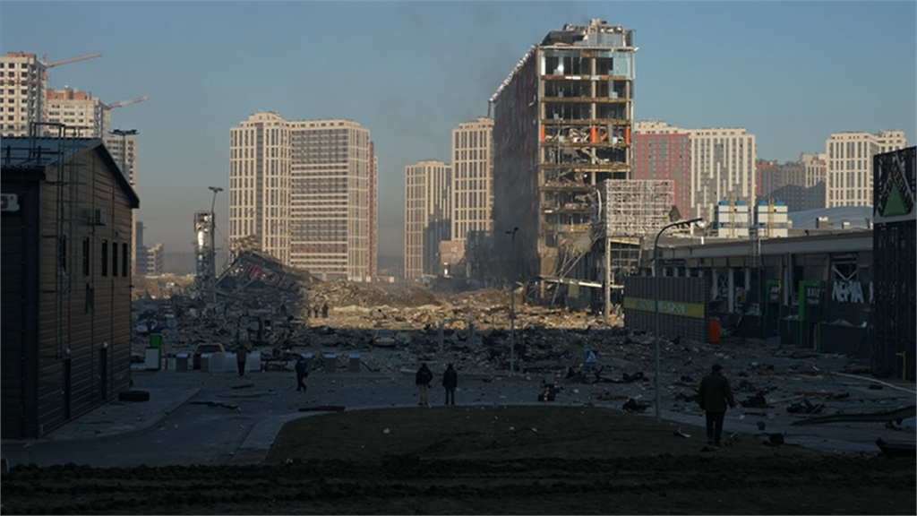 基輔州內被燒毀的大樓、房舍。圖／翻攝自AP Direct（資料畫面）