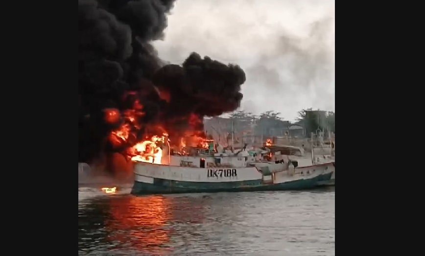 屏東東港火燒船，大火濃煙狂竄。圖／台視新聞