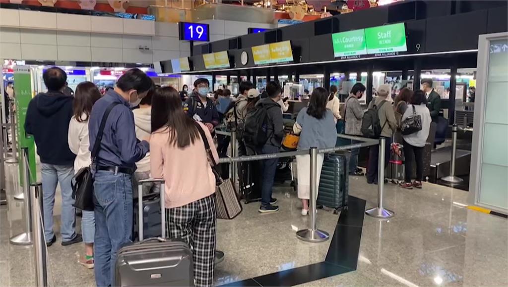 日本今（11）日重新開放外國旅客赴日自由行，桃園機場今早湧人潮。圖／台視新聞