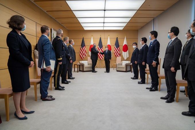 美國國務卿龐皮歐（Mike Pompeo）與日本新任首相菅義偉進行會談。圖：翻攝自Secretary Pompeo推特