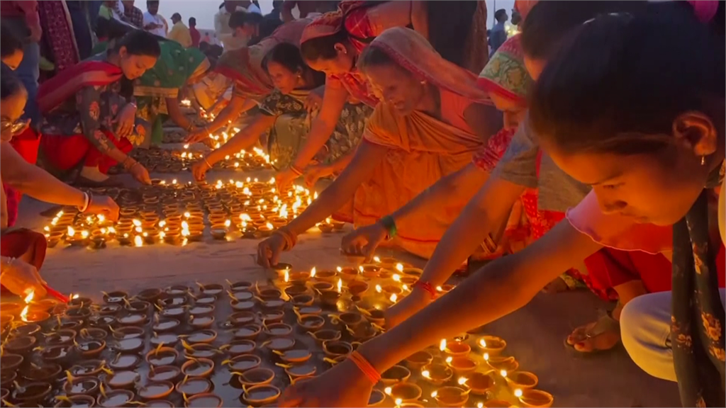 印度民眾慶祝排燈節。圖／翻攝自AP Direct